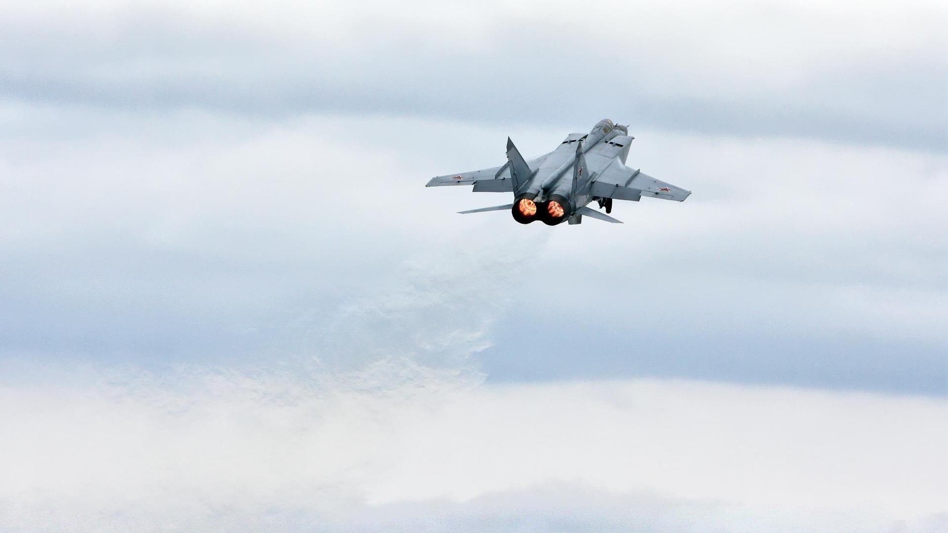 划水深度对蝶泳速度的影响,蝶泳s型划水好还是i